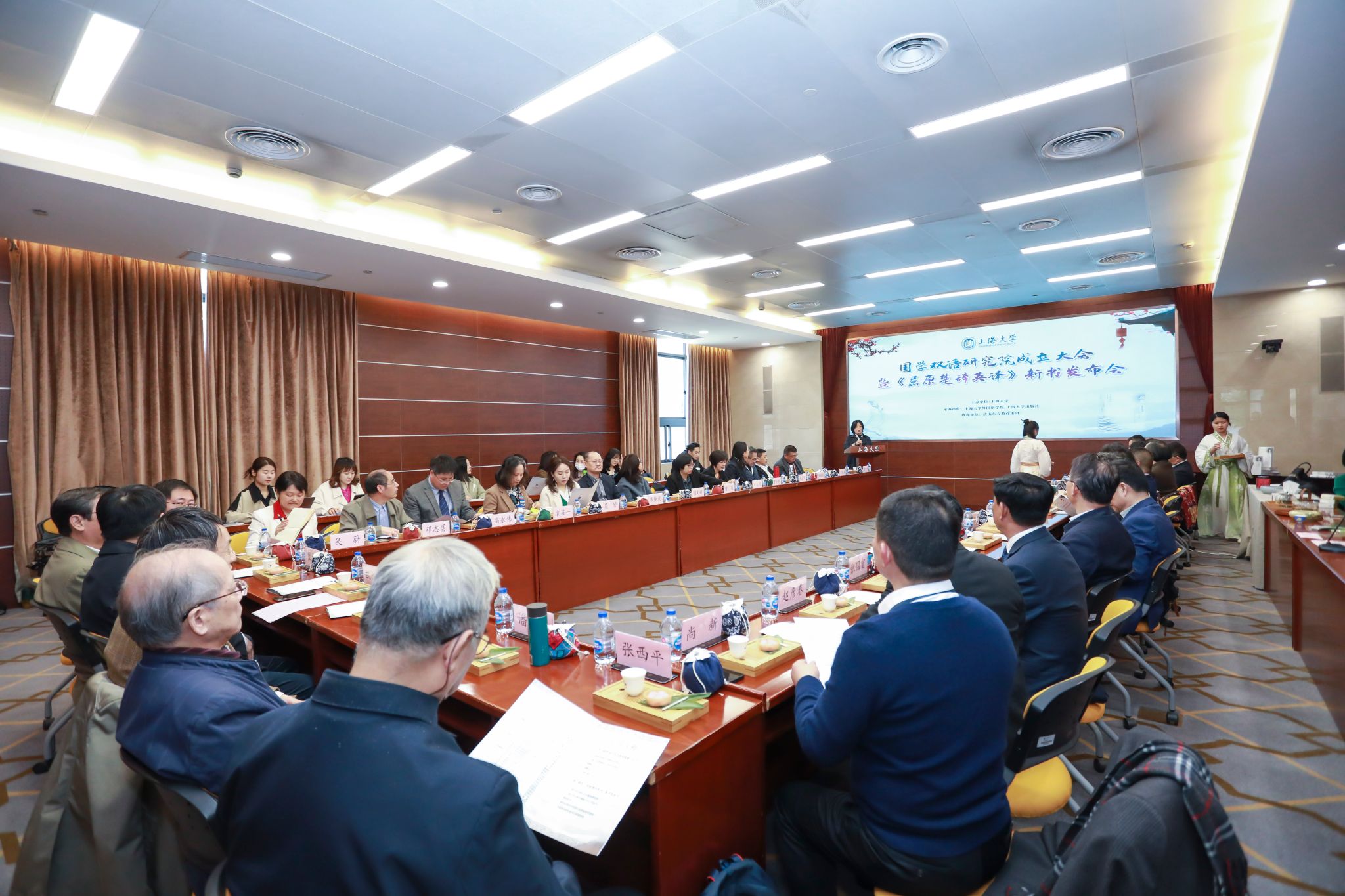 图一 365完美体育外国语学院副院长唐青叶教授主持.jpg 图一 365完美体育外国语学院副院长唐青叶教授主持.jpg